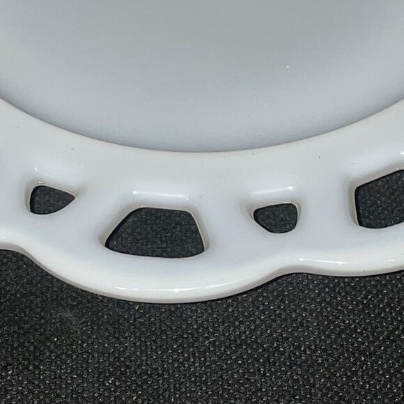 Beautiful vintage milk glass small dish - Picture 5 of 5